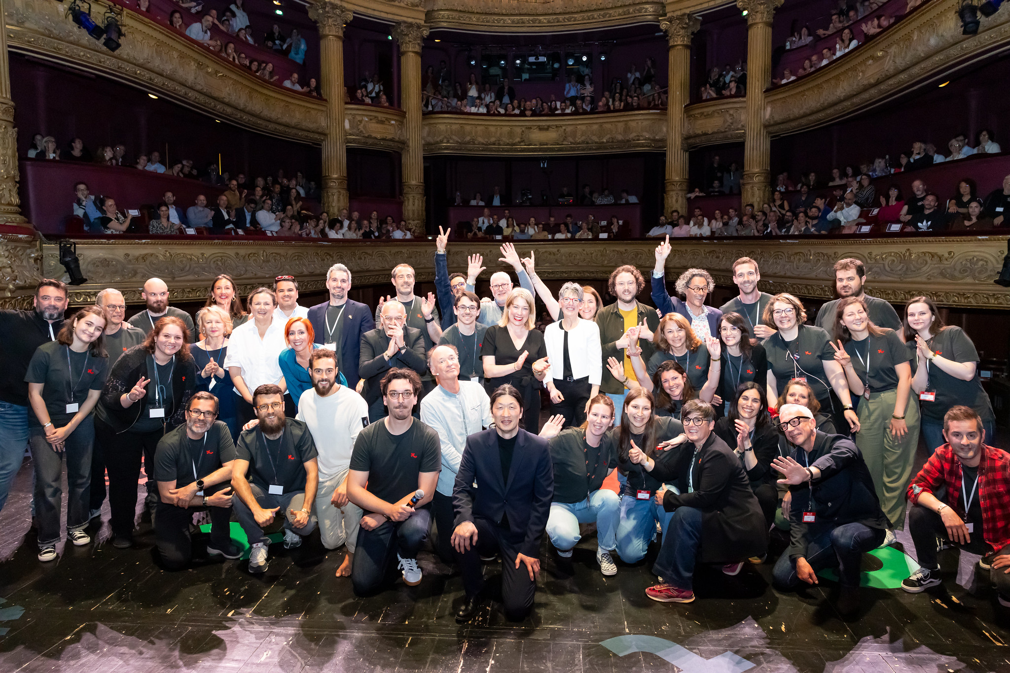 Speakers et bénévoles sur la scène du Grand Théâtre de Tours lors de TEDxTours 2025